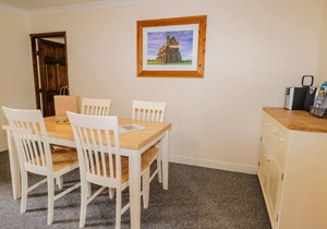 RAYGILL COTTAGE, pet friendly, with a garden in Sneaton