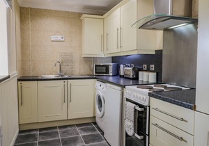 RAYGILL COTTAGE, pet friendly, with a garden in Sneaton