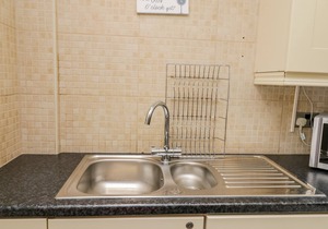 RAYGILL COTTAGE, pet friendly, with a garden in Sneaton