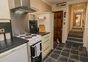 RAYGILL COTTAGE, pet friendly, with a garden in Sneaton