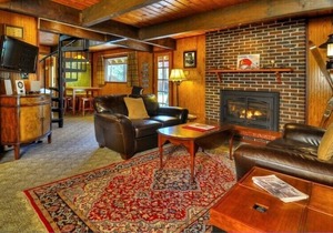 Red Hawk Hideaway: pet friendly, spacious yard, by trails and ski area