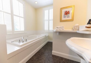 Redbud Room - Granville Queen Inn, Downtown Historic Edenton