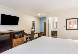 Relax and Recharge! 4 Great Units, FREE Parking, FREE Breakfast, Onsite Pool