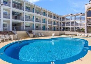 Relax and Unwind! 3 Comfortable Units, Free Parking and Breakfast, Pool