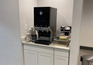 Relax and Unwind! 3 Comfortable Units, Free Parking and Breakfast, Onsite Pool