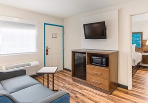 Relax and Unwind! 3 Comfortable Units, Free Parking and Breakfast, Onsite Pool