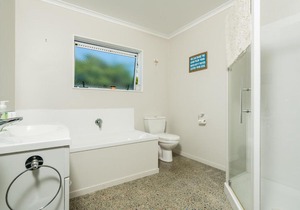 Relaxing Ruakaka with Spa - Ruakaka Holiday Home