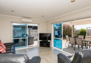 Relaxing Ruakaka with Spa - Ruakaka Holiday Home