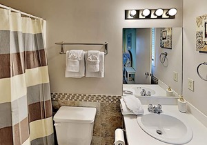 Restful Guest Cottage Pool 4 Blocks to the Beach