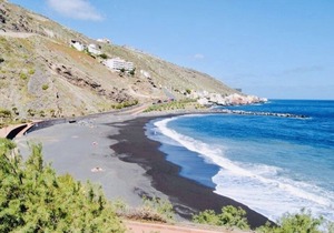 Right on the beach quiet apartment with a large terrace