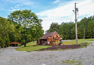 River Forge Cabin 52 - Cozy and Rustic 1 Bedroom Cabin - Creek Front