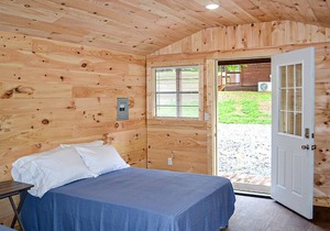 River Forge Cabin 54 - Cozy and Rustic 1 Bedroom Cabin - Creek Front