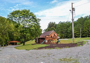 River Forge Cabin 76 - Cozy and Rustic 1 Bedroom Cabin - Creek Front