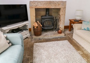 RIVER VIEW, character holiday cottage in Litton Mill In Miller's Dale