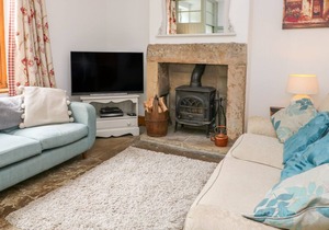 RIVER VIEW, character holiday cottage in Litton Mill In Miller's Dale