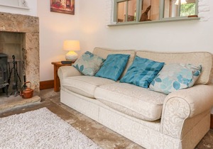 RIVER VIEW, character holiday cottage in Litton Mill In Miller's Dale