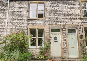 RIVER VIEW, character holiday cottage in Litton Mill In Miller's Dale