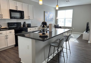 River View Flat | Free Parking | Walk-In Shower!