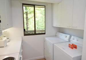 Riverview Unit 8, All the Essentials Riverside Condo with Access to Pool & Hot Tub