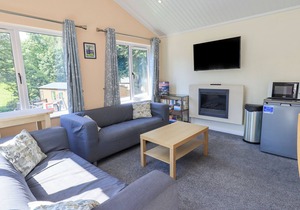 ROBIN VIEW LODGE, pet friendly, with hot tub in Windermere