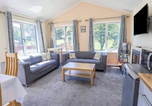 ROBIN VIEW LODGE, pet friendly, with hot tub in Windermere