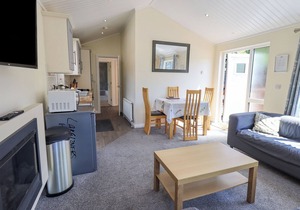 ROBIN VIEW LODGE, pet friendly, with hot tub in Windermere
