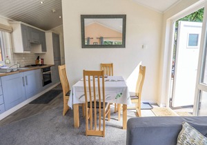 ROBIN VIEW LODGE, pet friendly, with hot tub in Windermere