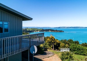 Rocky Bay Luxury Escape - Waiheke Holiday Home