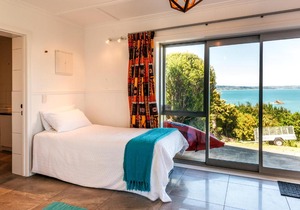 Rocky Bay Luxury Escape - Waiheke Holiday Home