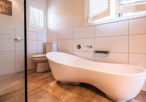 Rocky Bay Luxury Escape - Waiheke Holiday Home