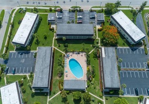 Romantic getaway w/ heated pool & brief walk to beach