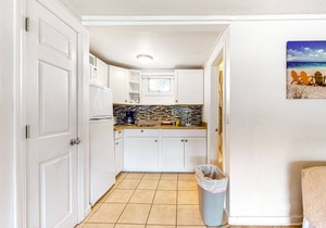 Romantic seaside getaway with pool & tennis courts - dog-friendly