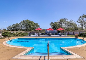 Romantic seaside getaway with pool & tennis courts - dog-friendly