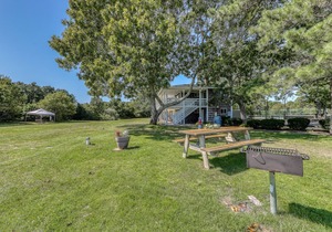 Romantic seaside getaway with pool & tennis courts - dog-friendly