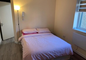 Room with private bathroom in shared apartment. Two minutes walk to tube