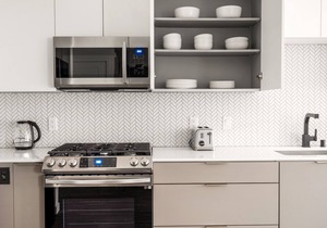 Roomy Emeryville 1BR w/Pool, Gym & W/D, walk to Safeway, by Blueground