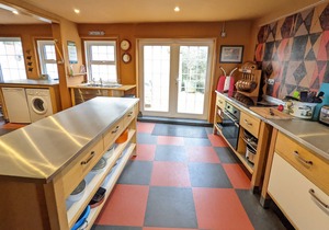 Rose Cottage - a cottage that sleeps 6 guests in 3 bedrooms