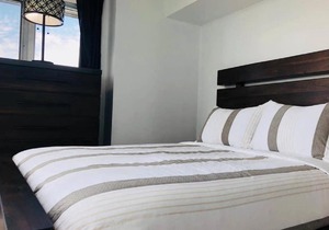 Royal Corner Suite w/ 1 Large Bed + Den