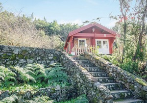 Rustic Holiday Home La Cabana Roja with Wi-Fi, Garden & Terrace; Parking Available