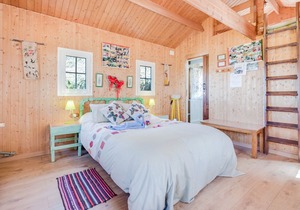 Rustic Holiday Home La Cabana Roja with Wi-Fi, Garden & Terrace; Parking Available