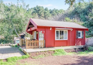 Rustic Holiday Home La Cabana Roja with Wi-Fi, Garden & Terrace; Parking Available