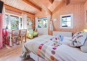 Rustic Holiday Home La Cabana Roja with Wi-Fi, Garden & Terrace; Parking Available