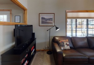 Rustic Ranch Cabin with A/C, BBQ & Private Hot Tub