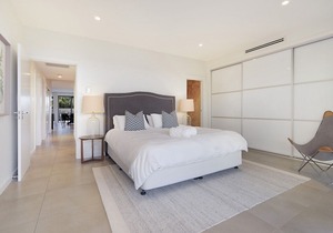 SALT - LUXURY - HEATED POOL - SLEEP 8, 200m Beach, Ocean Views