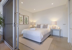 SALT - LUXURY - HEATED POOL - SLEEP 8, 200m Beach, Ocean Views
