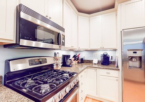 Salt Meadows bayfront townhome w/elevator, gas grill & shared pool/pier