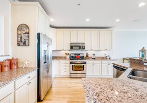 Salt Meadows townhouse w/elevator, gas grill & community pool and pier