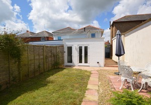 Sands Cottage - a cottage that sleeps 4 guests in 2 bedrooms