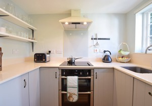 SATIS COTTAGE, WESTLETON, pet friendly, with open fire in Westleton