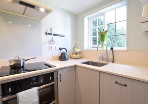 SATIS COTTAGE, WESTLETON, pet friendly, with open fire in Westleton